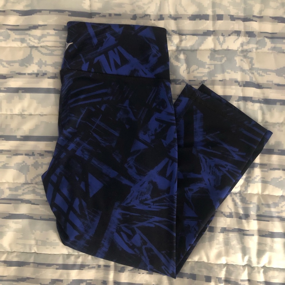 Old Navy patterned capri leggings . Size medium
